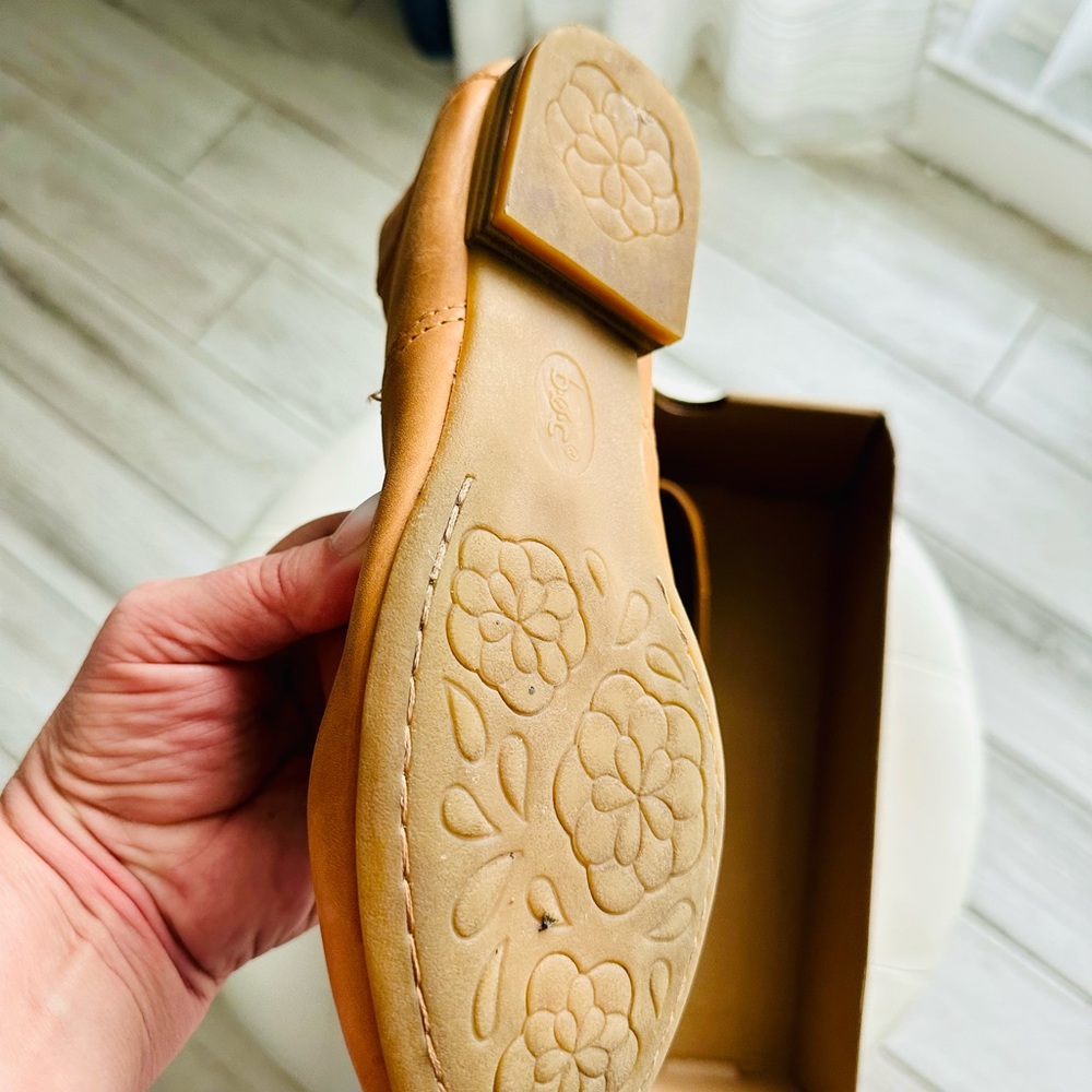 Women’s Tan Leather Slip-On Shoes - Picture 3 of 4